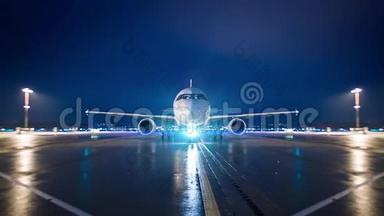 飞机夜间在机场的停车位上滚动